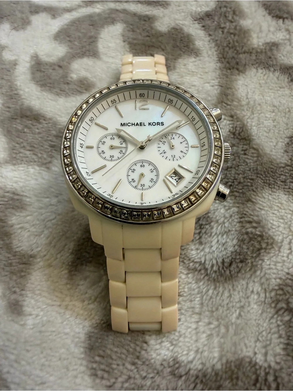 Michael Kors MK-5079 Runway Chronograph Mother of Pearl Dial Crystal Watch Runs